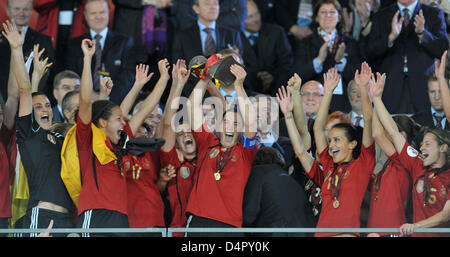 Il team tedesco che circonda il capitano del team Birgit Prinz celebra la sua vittoria dopo la UEFA donne?s EURO 2009 partita finale Inghilterra vs Germania allo Stadio Olimpico di Helsinki, Finlandia, 10 settembre 2009. La 6-2 vittoria ha portato il team tedesco il settimo consecutivo del Campionato Europeo titolo. Foto: Carmen Jaspersen Foto Stock