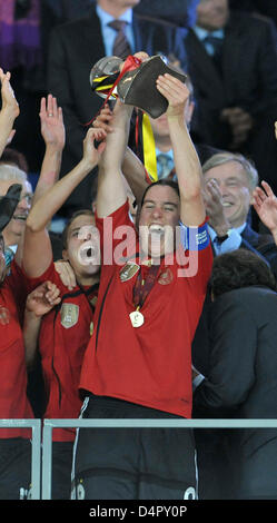 Il team tedesco che circonda il capitano del team Birgit Prinz celebra la sua vittoria dopo la UEFA donne?s EURO 2009 partita finale Inghilterra vs Germania allo Stadio Olimpico di Helsinki, Finlandia, 10 settembre 2009. La 6-2 vittoria ha portato il team tedesco il settimo consecutivo del Campionato Europeo titolo. Foto: Carmen Jaspersen Foto Stock