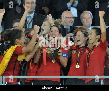 Il team tedesco che circonda il capitano del team Birgit Prinz celebra la sua vittoria dopo la UEFA donne?s EURO 2009 partita finale Inghilterra vs Germania allo Stadio Olimpico di Helsinki, Finlandia, 10 settembre 2009. La 6-2 vittoria ha portato il team tedesco il settimo consecutivo del Campionato Europeo titolo. Foto: Carmen Jaspersen Foto Stock