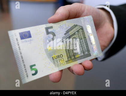 Duesseldorf, Germania, 18 marzo 2013. Un dipendente della banca federale tedesca presenta un nuovo cinque euro nota. Il progetto è il primo di una seconda generazione di banconote a partire dall'introduzione dell'euro nel 2002. Il cosiddetto "Serie Europa' presenta le nuove funzioni di sicurezza. Credito: FEDERICO GAMBARINI / Alamy Live News Foto Stock