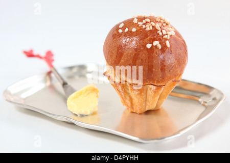 Brioche un rotolo di luce ricco con le uova e il burro e un po' dolce Foto Stock