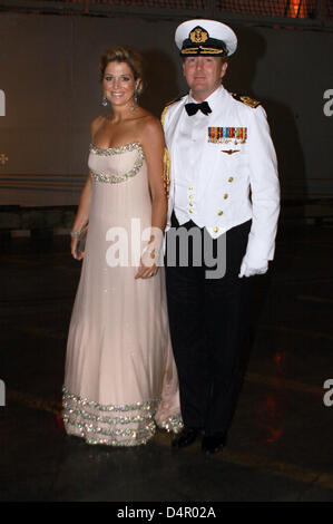 Corona olandese principe Willem-Alexander e Crown Princess Maxima arriva per una cena a bordo di marina olandese frigate Hr. La sig.ra Tromp al Molo 88 in New York, Stati Uniti d'America, 12 settembre 2009. La visita ufficiale del giovane durerà dal 08 fino al 13 settembre 2009 e celebra il 400-anno-vecchio collegamento tra New York e nei Paesi Bassi. Foto: Patrick van Katwijk Foto Stock