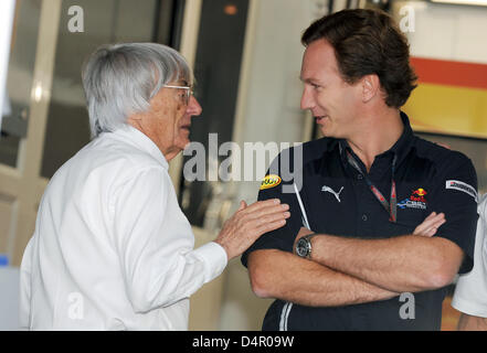 F1 supremo Bernie Ecclestone (L) e British Christian Horner (R), il team principal della Red Bull Racing, la chat nel paddock del Parco di Monza ractrack a Monza, Italia, 13 settembre 2009. Foto: Peter Steffen Foto Stock