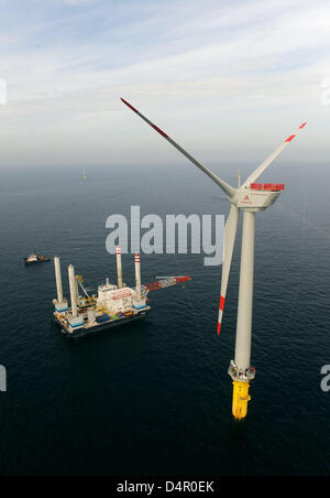 Il cantiere per la costruzione del primo tedesco di mulino a vento offshore ?alpha ventus? Nella foto nel Mare del Nord circa 45 chilometri fuori isola Borkum, Germania, 15 luglio 2009. Federale Tedesca gli obiettivi del governo la creazione di circa 30.000 nuovi posti di lavoro con la costruzione di 40 mulini a vento offshore del Nord e del Mar Baltico, ha annunciato Ministro dei Trasporti tedesco Wolfgang Tiefensee in una relazione di ?Hamburge Foto Stock