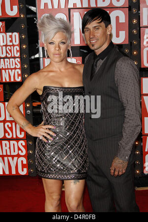 Noi cantante Pink e suo marito Carey Hart (R) arrivano per gli MTV Video Music Awards al Radio City Music Hall di New York, Stati Uniti d'America, 13 settembre 2009. Foto: Hubert Boesl Foto Stock