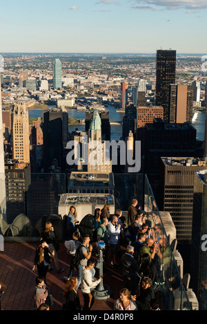 Turisti sul ponte di visualizzazione del Rockefeller Center e vista della città di New York in una giornata di sole. Foto Stock