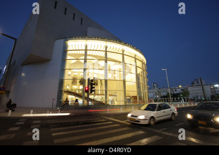 Israele, Tel Aviv il palazzo ricostruito di Habimah Israele, il Teatro Nazionale di notte (ottobre 2012) Foto Stock