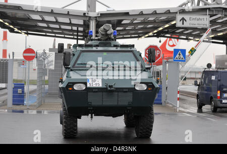 Un autoblindo della polizia federale sta di fronte ad un ingresso all'aeroporto di Düsseldorf, Germania, 24 settembre 2009. Le maggiori misure di sicurezza fanno parte della Renania settentrionale Vestfalia anti-terrorismo misure a seguito di una minaccia video della rete terroristica di Al Qaeda. Foto: BERND THISSEN Foto Stock