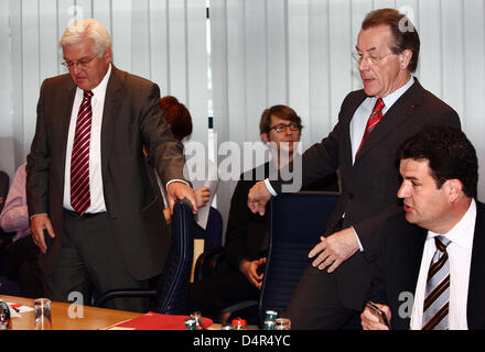 Il presidente della SPD, Germania?s socialdemocratici, Franz Muentefering (2-R), il partito?s capofila nelle elezioni federali, Frank Walter Steinmeier (L) e SPD segretario generale Hubertus Heil frequentare il DOCUP sedia riunione a Berlino, Germania, 28 settembre 2009. Dopo la debacle presso il generale tedesco elezioni, l'incertezza relativa Muentefering?s futuro politico aumenta. PH Foto Stock