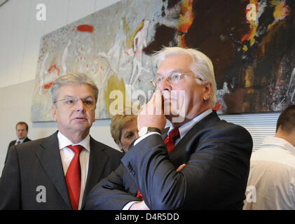 In uscita il Ministro degli esteri tedesco Frank-Walter Steinmeier (R) e i Socialdemocratici (SPD) esperto finanziario Joachim Poss (L) nella foto davanti al Bundestag SPD fazione incontro a Berlino, Germania, 29 settembre 2009. Foto: RAINER JENSEN Foto Stock