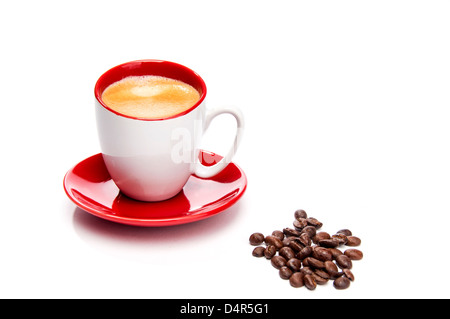 Expresso in bianco e rosso cup con i chicchi di caffè Foto Stock