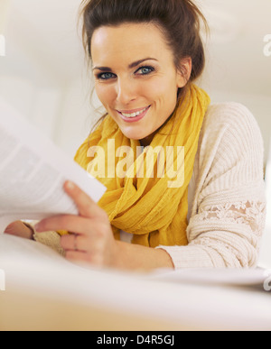 Reader ruotando il libro ha le pagine mentre guardando la telecamera Foto Stock