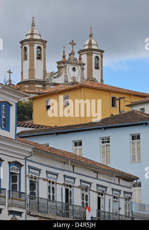 La chiesa ?Igreja Nossa Senhora do Carmo? Nella foto tra diverse case colorate a Ouro Preto, Brasile, 11 settembre 2009. Ouro Preto è una delle più importanti destinazioni turistiche del Brasile. Dal 1980, la città?s vecchia barocca è un sito Patrimonio Mondiale dell'UNESCO; tra le altre caratteristiche chiese barocche di epoca coloniale. Foto: Uwe Anspach Foto Stock