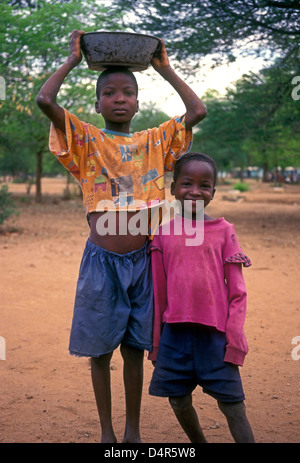 2, due cittadini dello Zimbabwe, dello Zimbabwe di ragazzi e di giovani, ragazzi, contatto visivo, vista frontale, ritratto, villaggio, Mahenye, Manicaland Province, Zimbabwe, Africa Foto Stock