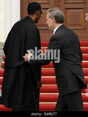 Presidente federale tedesco Horst Koehler (R) accoglie favorevolmente il Presidente Paul Kagame, Presidente del Ruanda, al Bellevue Palace a Berlino, Germania, 02 ottobre 2009. Foto: Tim Brakemeier Foto Stock