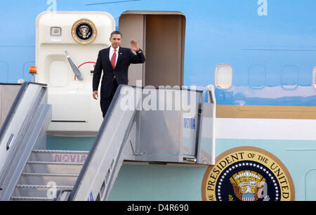 Il Presidente Usa Barack Obama deboards Air Force One all'aereoporto di Copenhagen, Danimarca, 02 ottobre 2009. La First Lady e il Presidente Obama erano in Copenaghen a pronunciare discorsi su Chicago?s offerta di ospitare il 2016 Giochi Olimpici. Il Comitato Olimpico Internazionale (CIO) voterà sulla città ospitante del 2016 giochi su 02 Ottobre 2009 con Chicago, Madrid, Tokyo e Rio de Janeiro appl Foto Stock