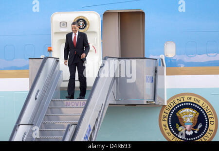 Il Presidente Usa Barack Obama deboards Air Force One all'aereoporto di Copenhagen, Danimarca, 02 ottobre 2009. La First Lady e il Presidente Obama erano in Copenaghen a pronunciare discorsi su Chicago?s offerta di ospitare il 2016 Giochi Olimpici. Il Comitato Olimpico Internazionale (CIO) voterà sulla città ospitante del 2016 giochi su 02 Ottobre 2009 con Chicago, Madrid, Tokyo e Rio de Janeiro appl Foto Stock