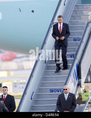 Il Presidente Usa Barack Obama deboards Air Force One all'aereoporto di Copenhagen, Danimarca, 02 ottobre 2009. La First Lady e il Presidente Obama erano in Copenaghen a pronunciare discorsi su Chicago?s offerta di ospitare il 2016 Giochi Olimpici. Il Comitato Olimpico Internazionale (CIO) voterà sulla città ospitante del 2016 giochi su 02 Ottobre 2009 con Chicago, Madrid, Tokyo e Rio de Janeiro appl Foto Stock