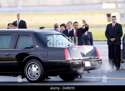 Il Presidente Usa Barack Obama deboards Air Force One all'aereoporto di Copenhagen, Danimarca, 02 ottobre 2009. La First Lady e il Presidente Obama erano in Copenaghen a pronunciare discorsi su Chicago?s offerta di ospitare il 2016 Giochi Olimpici. Il Comitato Olimpico Internazionale (CIO) voterà sulla città ospitante del 2016 giochi su 02 Ottobre 2009 con Chicago, Madrid, Tokyo e Rio de Janeiro appl Foto Stock