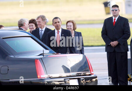 Il Presidente Usa Barack Obama deboards Air Force One all'aereoporto di Copenhagen, Danimarca, 02 ottobre 2009. La First Lady e il Presidente Obama erano in Copenaghen a pronunciare discorsi su Chicago?s offerta di ospitare il 2016 Giochi Olimpici. Il Comitato Olimpico Internazionale (CIO) voterà sulla città ospitante del 2016 giochi su 02 Ottobre 2009 con Chicago, Madrid, Tokyo e Rio de Janeiro appl Foto Stock