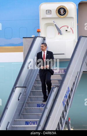 Il Presidente Usa Barack Obama deboards Air Force One all'aereoporto di Copenhagen, Danimarca, 02 ottobre 2009. La First Lady e il Presidente Obama erano in Copenaghen a pronunciare discorsi su Chicago?s offerta di ospitare il 2016 Giochi Olimpici. Il Comitato Olimpico Internazionale (CIO) voterà sulla città ospitante del 2016 giochi su 02 Ottobre 2009 con Chicago, Madrid, Tokyo e Rio de Janeiro appl Foto Stock