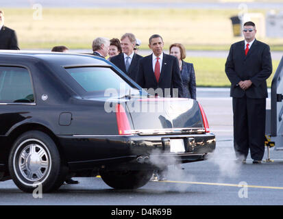 Il Presidente Usa Barack Obama deboards Air Force One all'aereoporto di Copenhagen, Danimarca, 02 ottobre 2009. La First Lady e il Presidente Obama erano in Copenaghen a pronunciare discorsi su Chicago?s offerta di ospitare il 2016 Giochi Olimpici. Il Comitato Olimpico Internazionale (CIO) voterà sulla città ospitante del 2016 giochi su 02 Ottobre 2009 con Chicago, Madrid, Tokyo e Rio de Janeiro appl Foto Stock