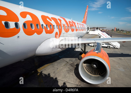 I passeggeri di salire a bordo di un volo Easyjet Foto Stock