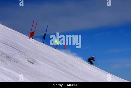 Uno sciatore passi verso il basso ghiacciaio Pitztal al media day dell'Associazione Sci Tedesca DSV () vicino a Sankt Leonhard, Austria, 01 ottobre 2009. La DSV ha informato circa gli atleti? I preparativi per i Giochi Olimpici Invernali 2010 circa tre settimane prima dell'inizio della stagione di Coppa del mondo. Foto: KARL-JOSEF HILDENBRAND Foto Stock