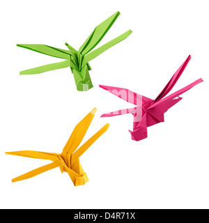 Origami libellula in volo isolati su sfondo bianco Foto Stock