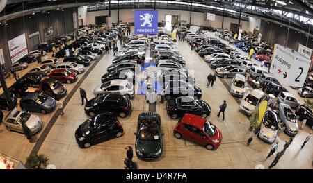 Il 105° sud del Baden auto di seconda mano sul mercato composti della Fiera di Friburgo, Germania, 10 ottobre 2009. Automobile usata concessionari sono scettici circa lo sviluppo del loro mercato dopo la Germania?s national car regime di demolizione è scaduta. Foto: Patrick Seeger Foto Stock