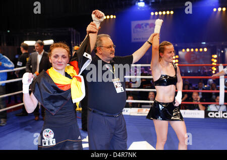 Peso piuma olandese boxer Esther Schouten (R) e il tedesco pesi piuma boxer Ina Menzer Foto dopo la loro lotta nel campionato del mondo in Universum Champions Notte a Rostock, Germania, 10 ottobre 2009. Menzer raggiunto un punti vince contro il neo campione del mondo junior in piuma Esther Schouten. Foto: Jens Buettner Foto Stock