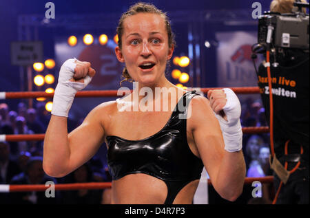 Peso piuma olandese boxer Esther Schouten cheers dopo la sua lotta contro il tedesco pesi piuma boxer Ina Menzer nel Campionato del Mondo in Universum Champions Notte a Rostock, Germania, 10 ottobre 2009. Menzer raggiunto un punti vince contro il neo campione del mondo junior in piuma Esther Schouten. Foto: Jens Buettner Foto Stock