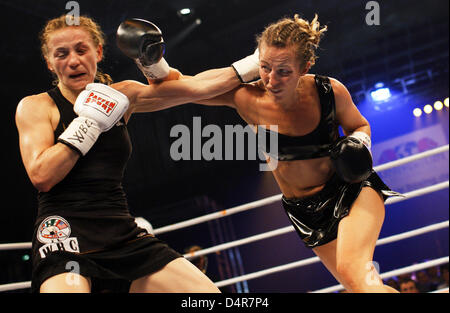 Peso piuma olandese boxer Esther Schouten (R) combatte contro il tedesco pesi piuma boxer Ina Menzer nel Campionato del Mondo in Universum Champions Notte a Rostock, Germania, 10 ottobre 2009. Menzer raggiunto un punti vince contro il neo campione del mondo junior in piuma Esther Schouten. Foto: Jens Buettner Foto Stock