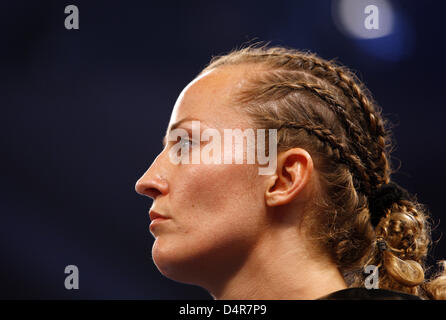 Peso piuma olandese boxer Esther Schouten mostrato durante la sua lotta contro il tedesco pesi piuma boxer Ina Menzer nel Campionato del Mondo in Universum Champions Notte a Rostock, Germania, 10 ottobre 2009. Menzer raggiunto un punti vince contro il neo campione del mondo junior in piuma Esther Schouten. Foto: Jens Buettner Foto Stock