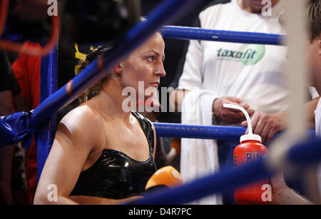 Peso piuma olandese boxer Esther Schouten bevande durante la sua lotta contro il tedesco pesi piuma boxer Ina Menzer nel Campionato del Mondo in Universum Champions Notte a Rostock, Germania, 10 ottobre 2009. Menzer raggiunto un punti vince contro il neo campione del mondo junior in piuma Esther Schouten. Foto: Jens Buettner Foto Stock