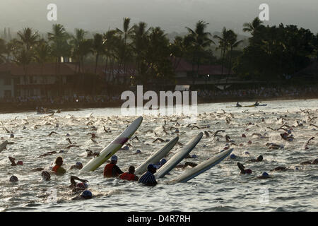 Alcuni 1800 triatleti start nell'Ironman Triathlon World Championships di Kailua-Kona, Hawaii, USA, 10 ottobre 2009 (ora locale). Essi hanno per nuotare 3.8 chilometri nel surf dell'Oceano Pacifico, ciclo di 180 chilometri e completare una maratona. Foto: Thomas Frey Foto Stock