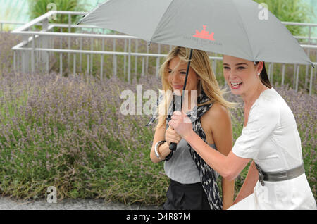 Noi attrici Sienna Miller (L) e Rachel Nichols (R) pongono durante una chiamata di foto sulla pellicola ?G.I. Joe: la salita del cobra? A Berlino, Germania, 23 luglio 2009. Il film è in tedesco cinema dal 06 agosto. Foto: Jens KALAENE Foto Stock