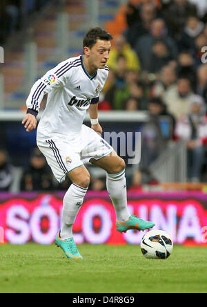 Del Real Madrid Mesut Oezil dribbling la sfera durante la Primera Division spagnolo partita di calcio tra il Real Madrid e il RCD Mallorca a Santiago Bernabeu Stadium in Madrid, Spagna, 16 marzo 2013. Madrid ha vinto 5:2. Foto: Fabian Stratenschulte/dpa Foto Stock