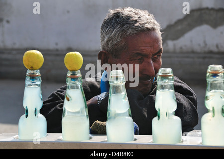 L'uomo locale di vendita fatto bere sulla strada Foto Stock