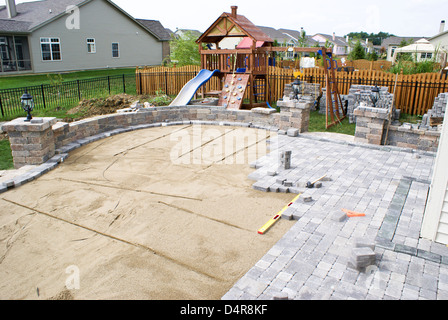 Patio di pavimentazione a livellare in sabbia. Progetto di cortile posteriore. Foto Stock