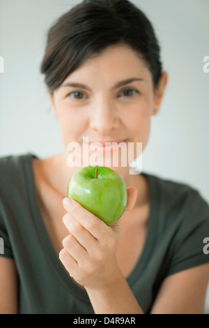 Donna che mantiene mela verde Foto Stock