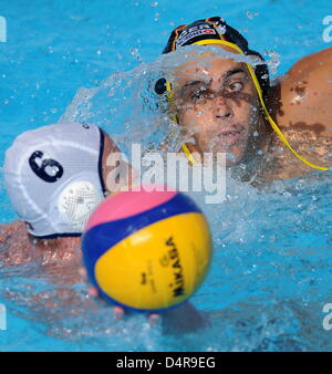 Il tedesco Heiko Nossek (R) e Canada?s Thomas segna si contendono la palla durante la loro pallanuoto corrispondono al Campionati del Mondo di nuoto FINA al Foro Italico a Roma, Italia, 22 luglio 2009. Il Canada ha vinto 5-4. Foto: MARCUS BRANDT Foto Stock