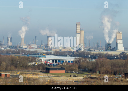 Vista del Billingham Chemical Complex e dello stabilimento di fertilizzazione CF Industries (due torri e camino a destra). Billingham vicino a Middlesbrough. Inghilterra, Regno Unito Foto Stock