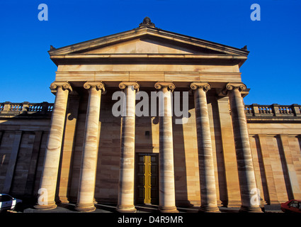 Pilastri della National Gallery of Scotland quadrato su nella luce della sera Foto Stock