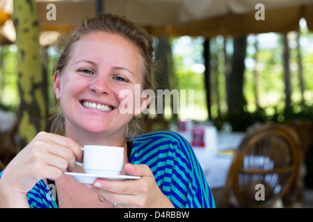 Niente mi rende più felice di una tazza di caffè turco al mattino. Un grande sorriso proviene da una ragazza turca. Foto Stock