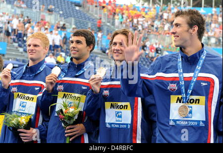 Noi nuotatori David Walters (L-R), Ricky Berens, Ryan Lochte e Michael Phelps posano con le loro medaglie d oro dopo gli uomini?s 4x200m freestyle staffetta presso i Campionati del Mondo di nuoto FINA al Foro Italico a Roma, Italia, 31 luglio 2009. Il team statunitense ha vinto la medaglia d'oro con un nuovo record del mondo, il team tedesco ha concluso quinto con un nuovo record tedesco. Foto: Marcus Brandt Foto Stock