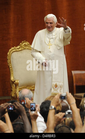 Papa Benedetto XVI. onde durante un udienza per gli atleti dei Campionati del Mondo di nuoto FINA A Castello Gandolfo vicino a Roma, Italia, 01 agosto 2009. Foto: Marcus Brandt Foto Stock