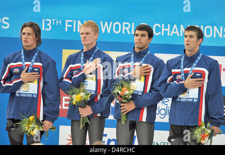 (L-R) USA?s Ryan Lochte, David Walters, Ricky Berens e Michael Phelps vincere la medaglia d oro al 4x200m Freestyle il relè a i Campionati del Mondo di nuoto FINA a Roma, Italia, 31 luglio 2009. Foto: Bernd Thissen Foto Stock