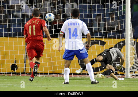 Germania?s Miroslav KLOSE (L) punteggi l obiettivo a 2-0 durante la Coppa del Mondo di match di qualificazione Azerbaigian vs Germania a Tofik-Bachramow stadium di Baku, Azerbaijan, 12 agosto 2009. Foto: Annibale Foto Stock