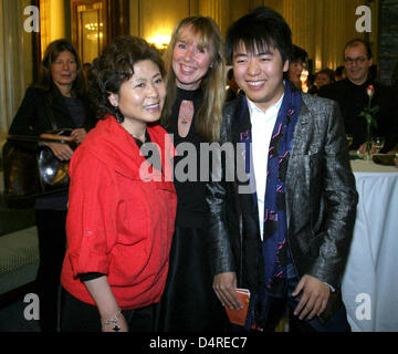 Pianista cinese Lang Lang pone con sua madre Xin Lan Zhou (L) a monte di Lang Lang nell'esecuzione in ambasciata russa a Berlino, Germania, 10 ottobre 2009. Foto: Xamax Foto Stock